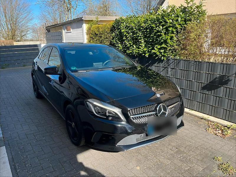 Gebraucht Mercedes A180 109 PS (80 kW) 2015 Schwarz Kleinwagen