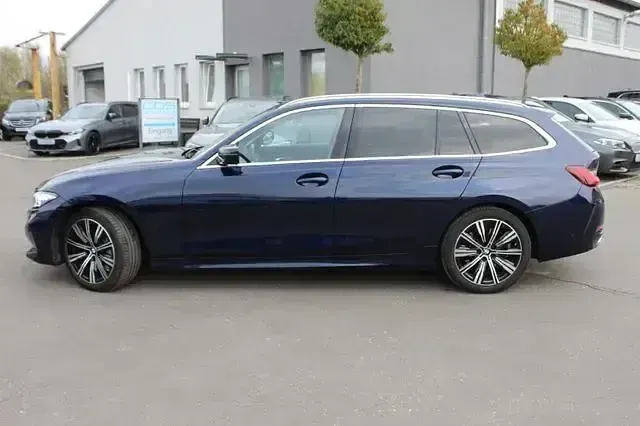 Gebraucht BMW 330 Sport Line 286 PS (210 kW) 2023 Tansanitblau ii metallic Kombi