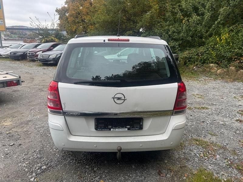 Gebraucht Opel Zafira Family 140 PS (102 kW) 2012 Weiß Van / Kleinbus