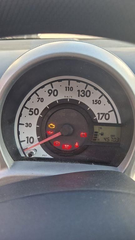 Gebraucht Toyota Aygo 68 PS (50 kW) 2010 Rot Kleinwagen