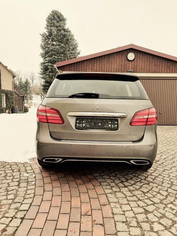 Gebraucht Mercedes B180 122 PS (89 kW) 2017 Grau Van / Kleinbus
