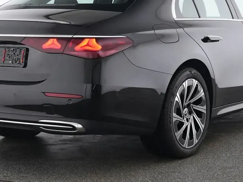 Gebraucht Mercedes E300 Avantgarde 313 PS (230 kW) 2025 Lack obsidianschwarz Limousine