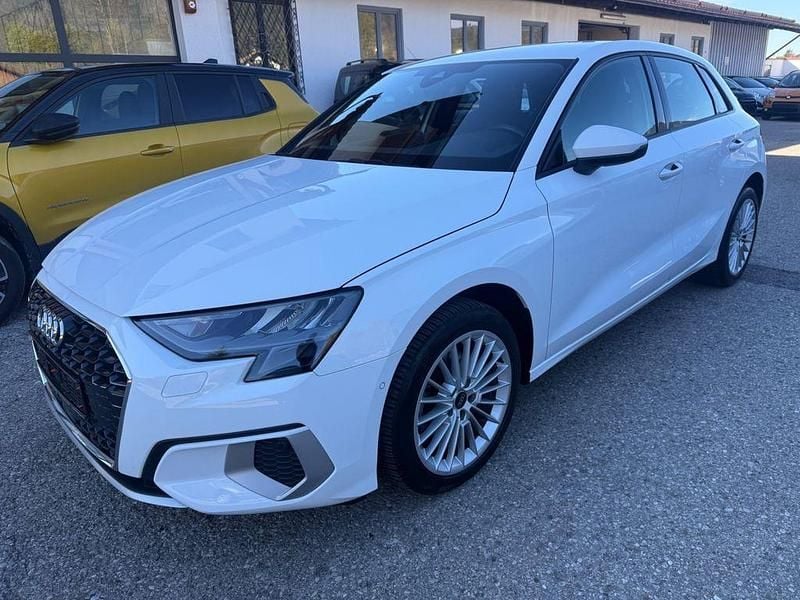 Second-hand Audi A3 Advanced 116 CP (85 kW) 2024 Alb Berlinǎ
