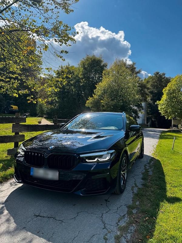 Schwarz Gebraucht 2021 BMW 520 M Sport Kombi | 35.250 € (Fairer Preis) - Bild 1/4