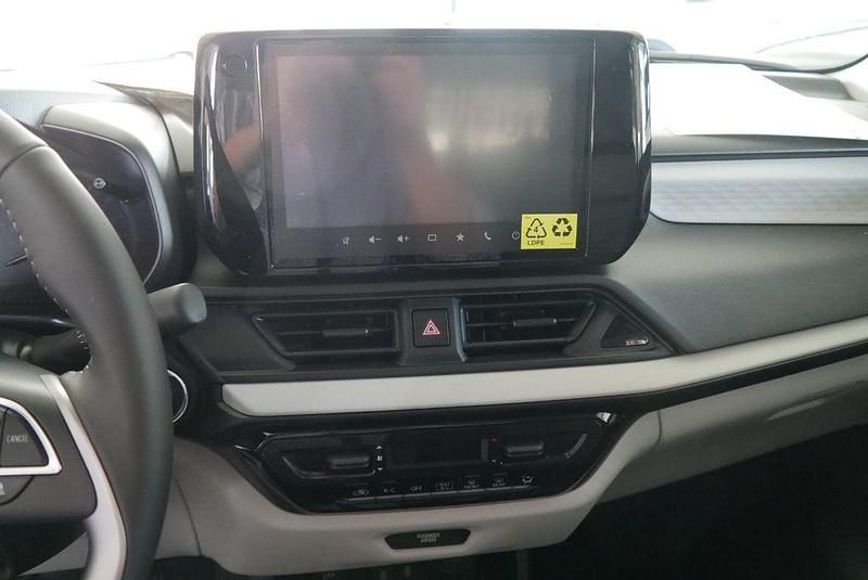 Neu Suzuki Swift Comfort 83 PS (61 kW) 2025 Grün Limousine