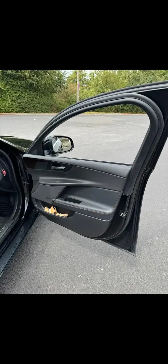 Gebraucht Jaguar XE 180 PS (132 kW) 2016 Schwarz Limousine