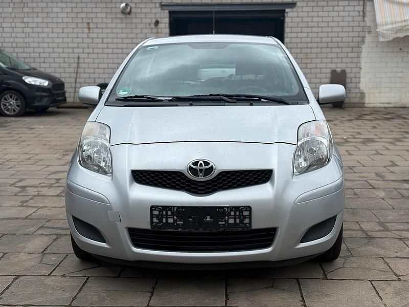 Gebraucht Toyota Yaris 70 PS (51 kW) 2011 Silber Kleinwagen