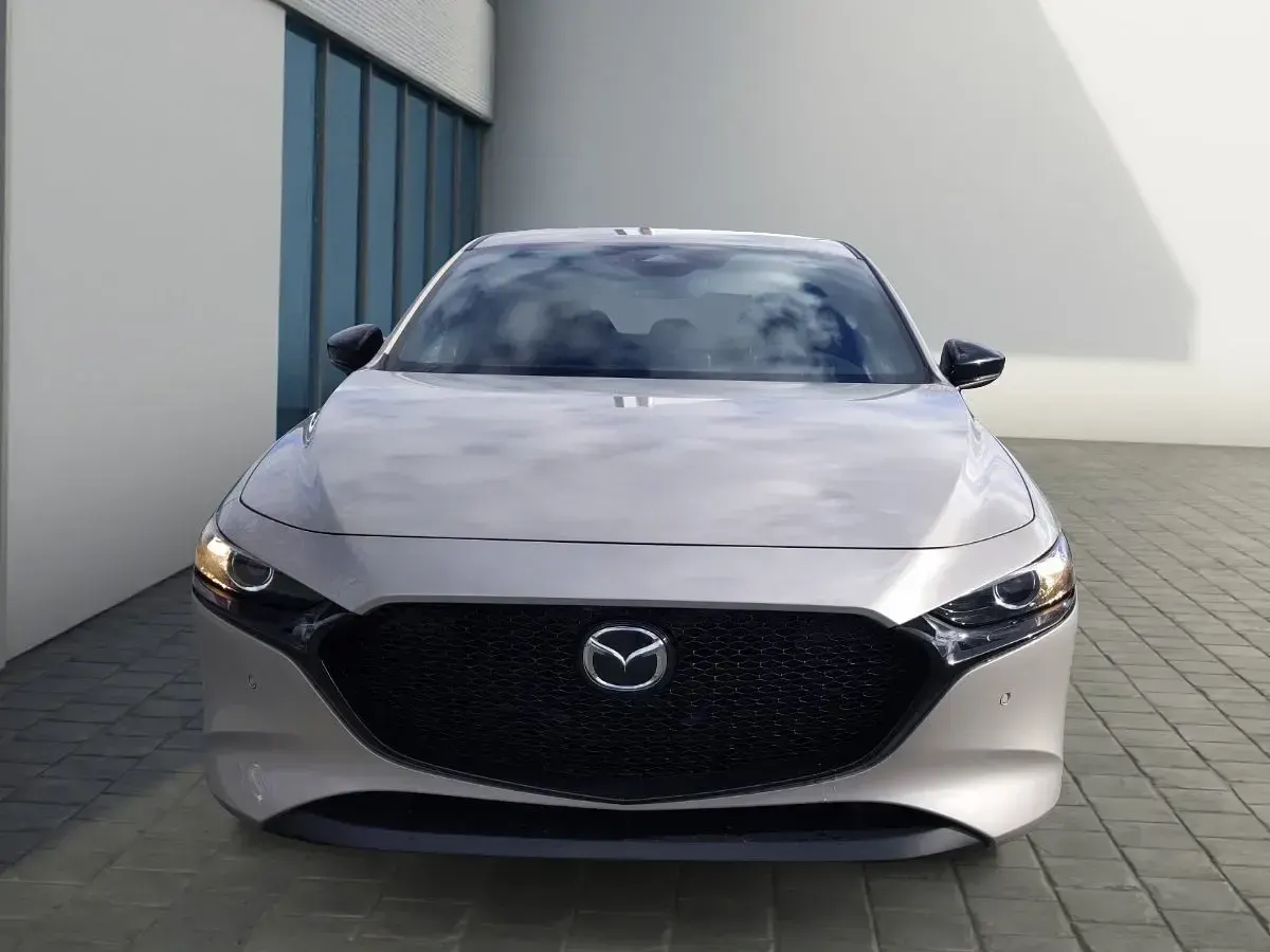Neu Mazda 3 Homura-Line 140 PS (102 kW) 2025 Platinum quartz Limousine