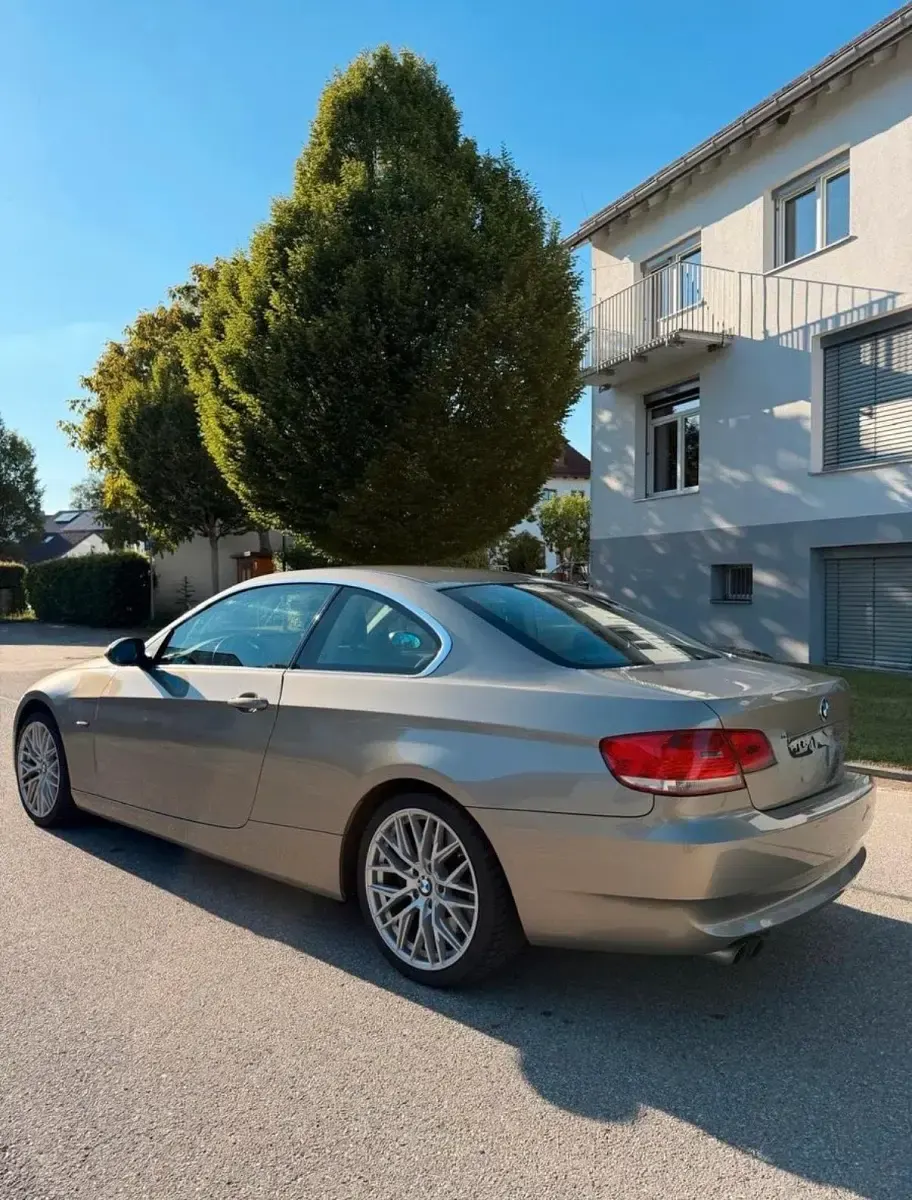 Gebraucht BMW 330 212 PS (155 kW) 2009 Gold Limousine