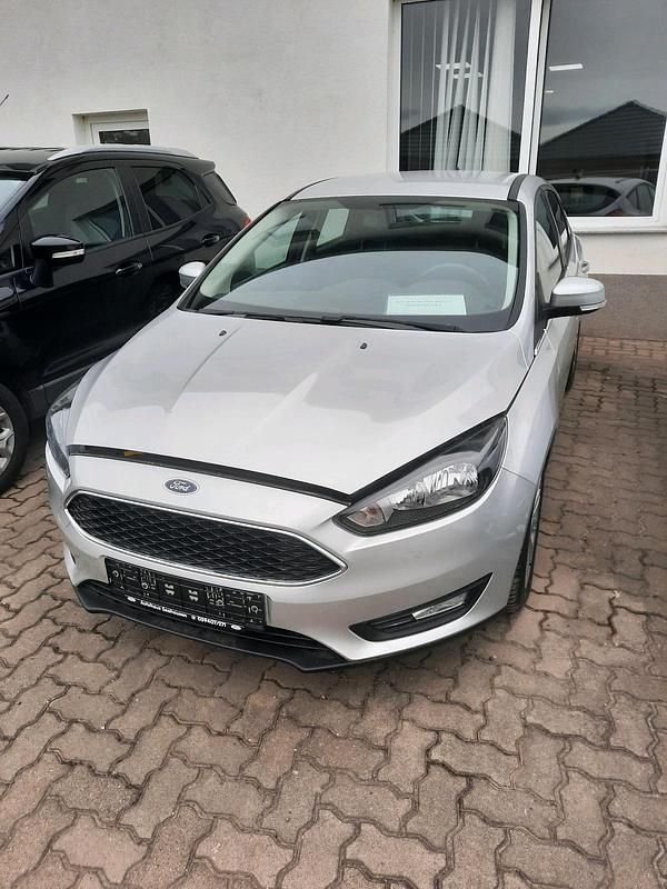 Silber Gebraucht 2017 Ford Focus Trend Limousine | 11.250 € (Fairer Preis) - Bild 1/4