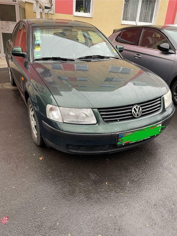 Grün Gebraucht 1998 VW Passat Basis Limousine | 1.000 € (Guter Preis) - Bild 1/4
