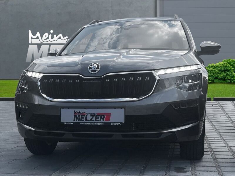 Grau (graphite grau) Neu 2024 Skoda Kamiq Essence SUV | 25.780 € (Etwas zu teuer) - Bild 1/4