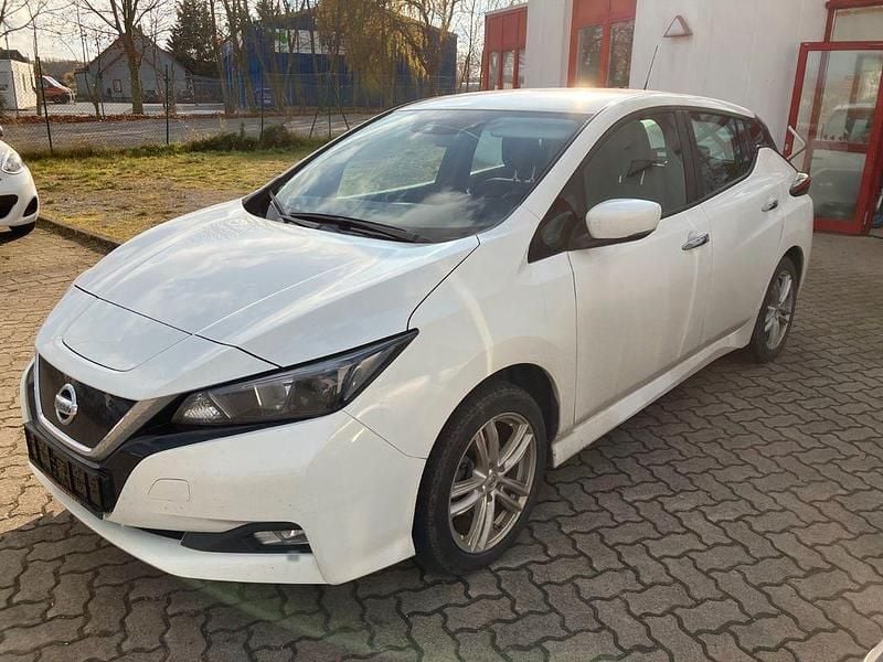 Weiss Gebraucht 2022 Nissan Leaf Acenta Kleinwagen | 15.888 € (Fairer Preis) - Bild 1/4