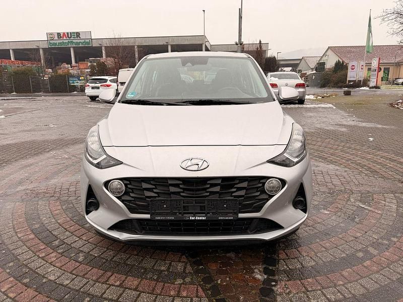 Gebraucht Hyundai i10 Trend 67 PS (49 kW) 2022 Sleek silver / met Kleinwagen