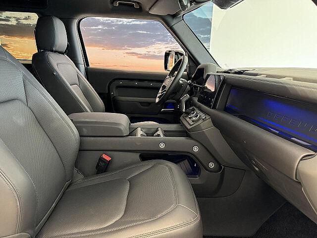 Gebraucht Land Rover Defender SE Dynamic 252 PS (185 kW) 2024 Santorini black SUV