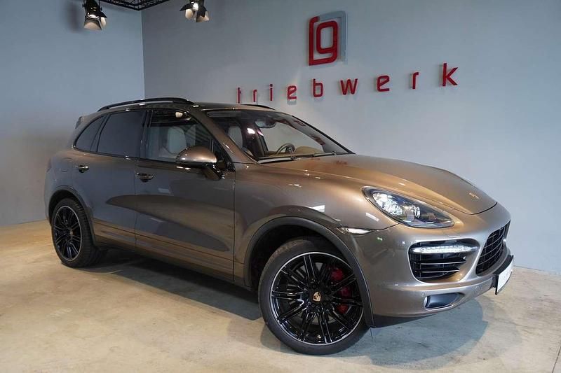 Grau Gebraucht 2013 Porsche Cayenne Turbo SUV | 44.941 € - Bild 1/3