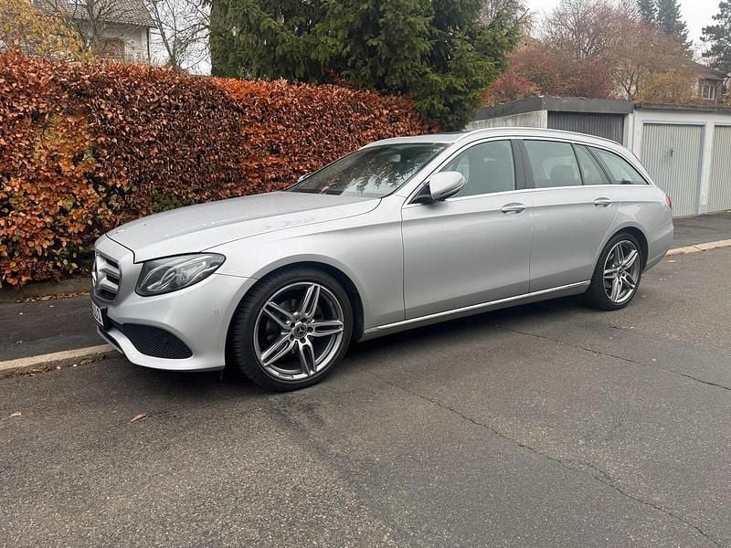 Silber Gebraucht 2016 Mercedes E220 AMG Kombi | 15.900 € (Superpreis) - Bild 1/4