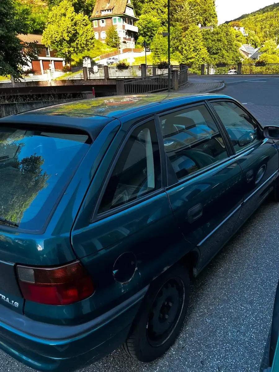 Gebraucht Opel Astra 75 PS (55 kW) 1996 Grün Limousine
