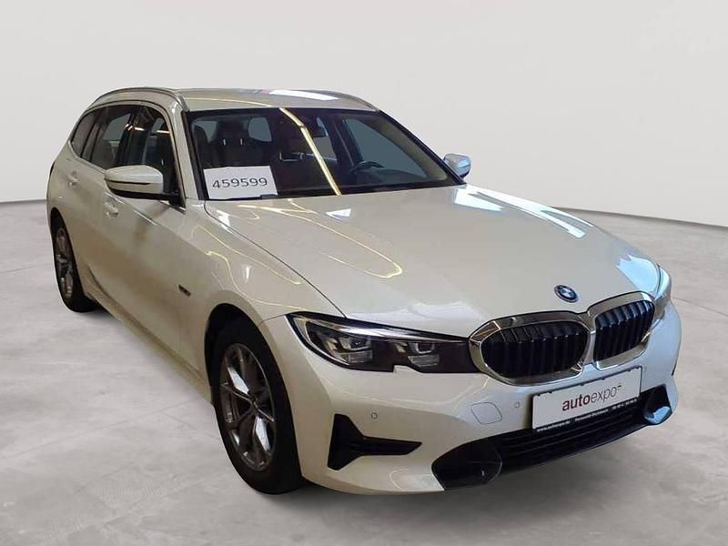 Mineralweiß metallic Gebraucht 2022 BMW 320e Sport Line Kombi | 21.490 € (Superpreis) - Bild 1/4