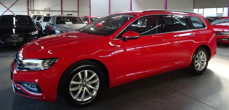 Gebraucht VW Passat 122 PS (89 kW) 2023 Rot Kombi