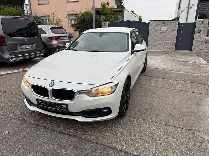 Weiß Gebraucht 2015 BMW 318 Limousine | 9.800 € (Guter Preis) - Bild 1/4