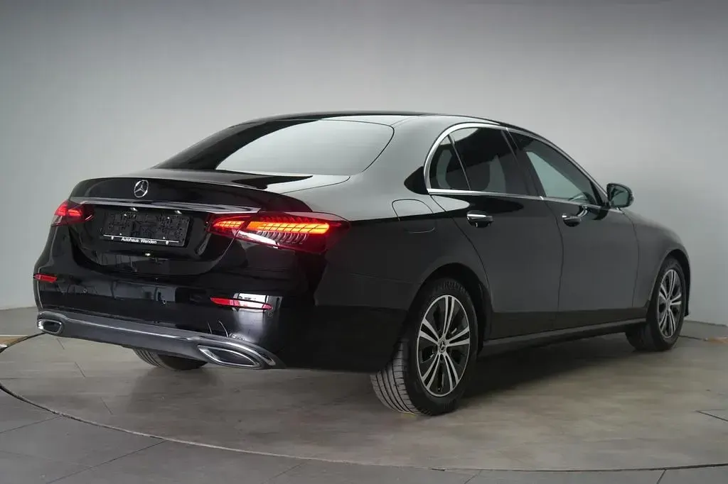 Gebraucht Mercedes E220 Avantgarde 200 PS (147 kW) 2022 Schwarz Limousine