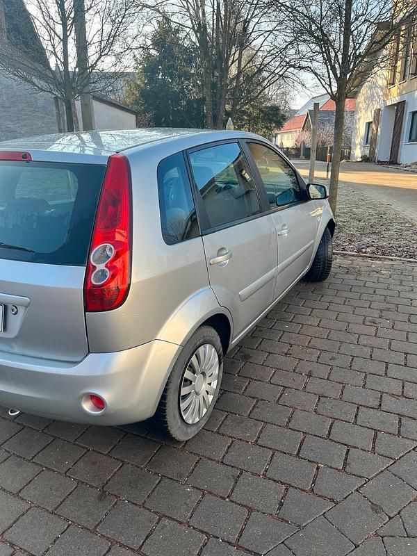 Gebraucht Ford Fiesta 80 PS (58 kW) 2008 Silber Kleinwagen