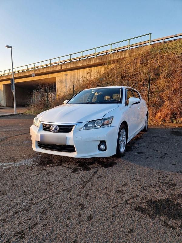 Gebraucht Lexus CT200h 136 PS (100 kW) 2011 Weiß Kleinwagen