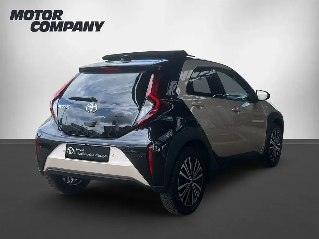 Gebraucht Toyota Aygo X Basis 72 PS (52 kW) 2024 Ginger beige metallic/ night sky black SUV