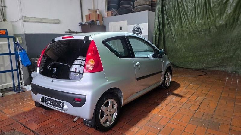 Gebraucht Peugeot 107 68 PS (50 kW) 2011 Silber Kleinwagen