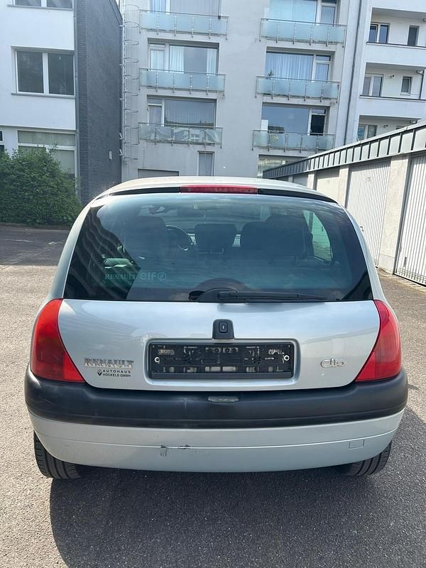 Second-hand Renault Clio II 75 CP (55 kW) 2000 Argintiu Hatchback