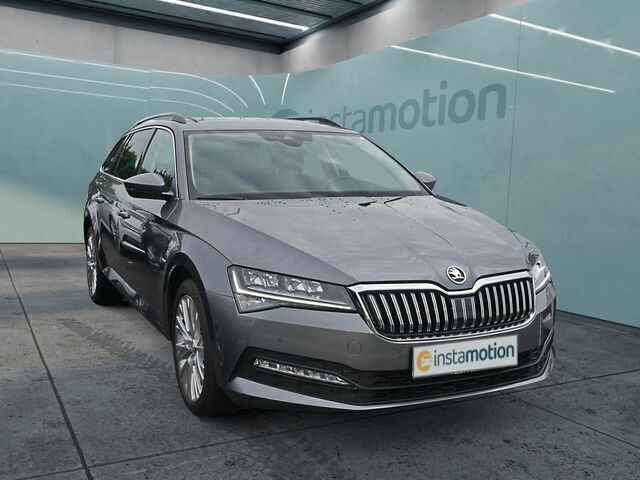 Grau Gebraucht 2024 Skoda Superb Ambition Kombi | 30.990 € (Fairer Preis) - Bild 1/2