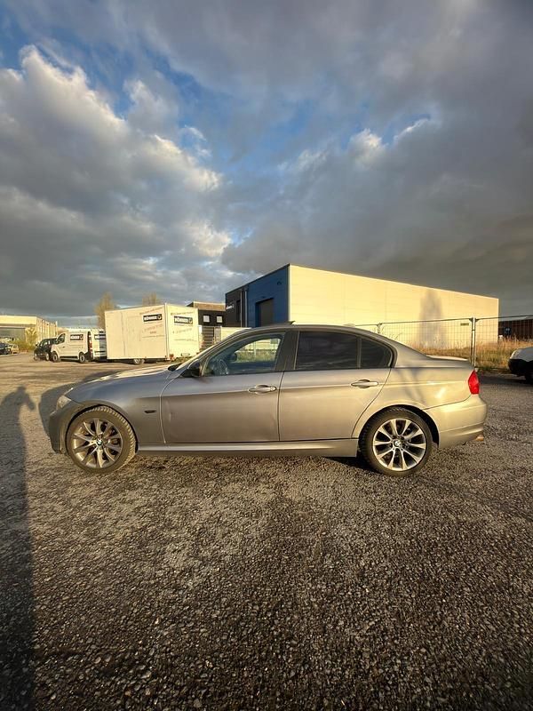 Gebraucht BMW 318 143 PS (105 kW) 2009 Grau Limousine
