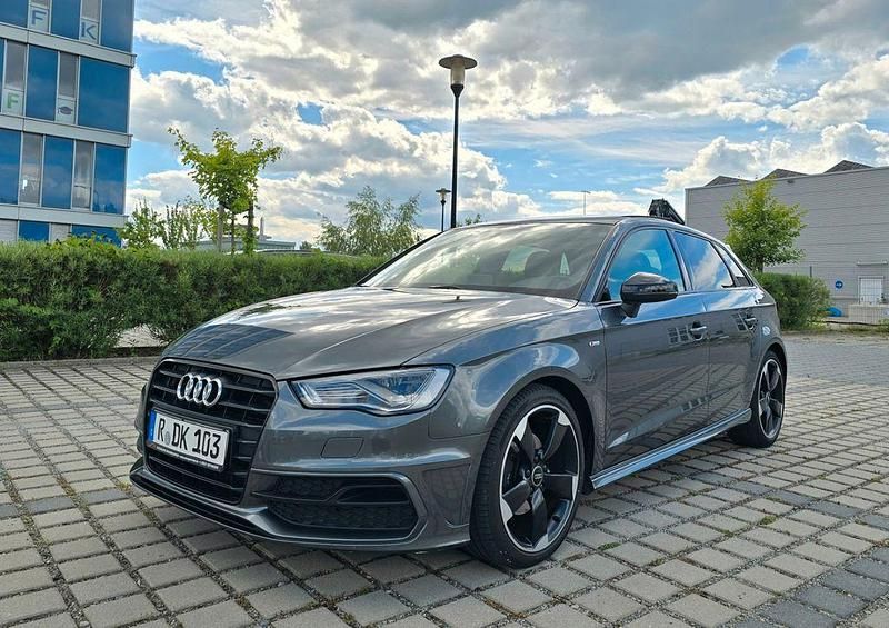 Grau Gebraucht 2016 Audi A3 Sportback S-Line Kleinwagen | 14.400 € (Fairer Preis) - Bild 1/4