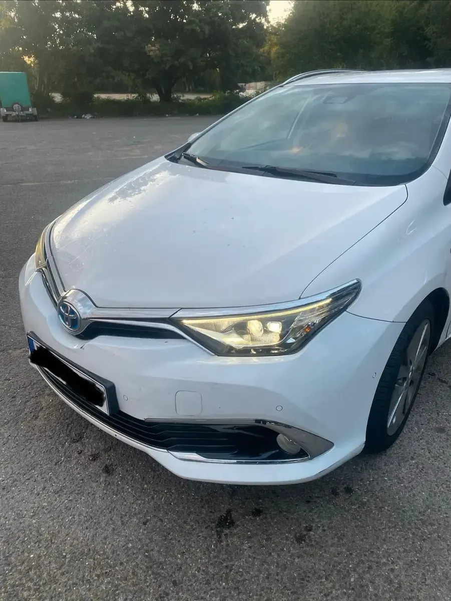 Gebraucht Toyota Auris Hybrid 98 PS (72 kW) 2018 Weiß Kombi