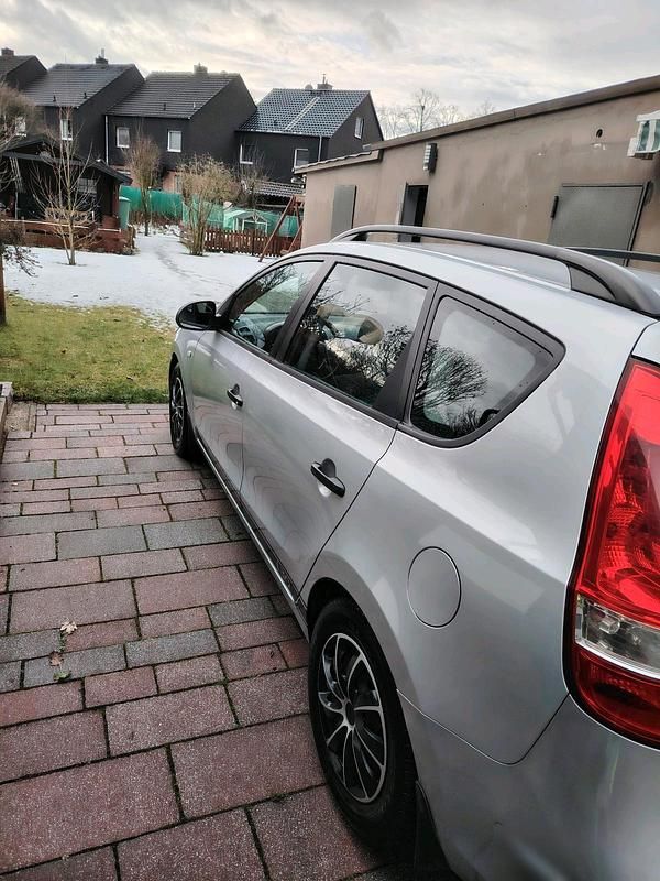 Gebraucht Hyundai i30 90 PS (66 kW) 2010 Silber Kombi