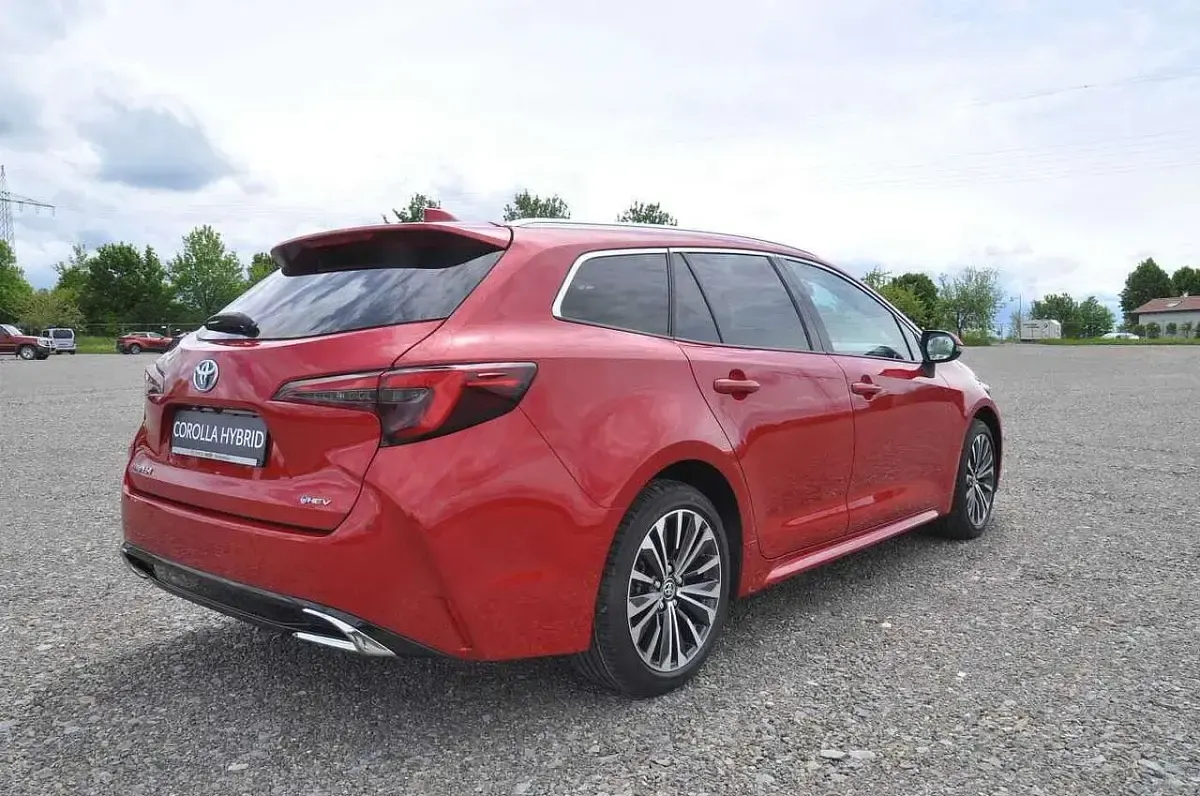 Neu Toyota Corolla 196 PS (144 kW) 2025 Rot Kombi