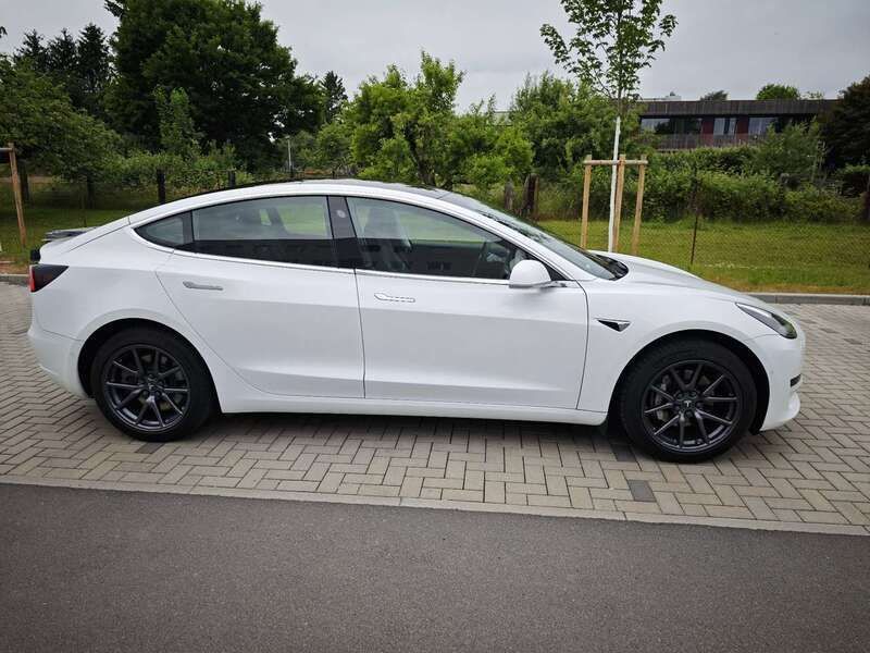 Gebraucht 2019 Tesla Model 3 Standard Range Plus Limousine | 19.300 € (Fairer Preis) - Bild 1/4