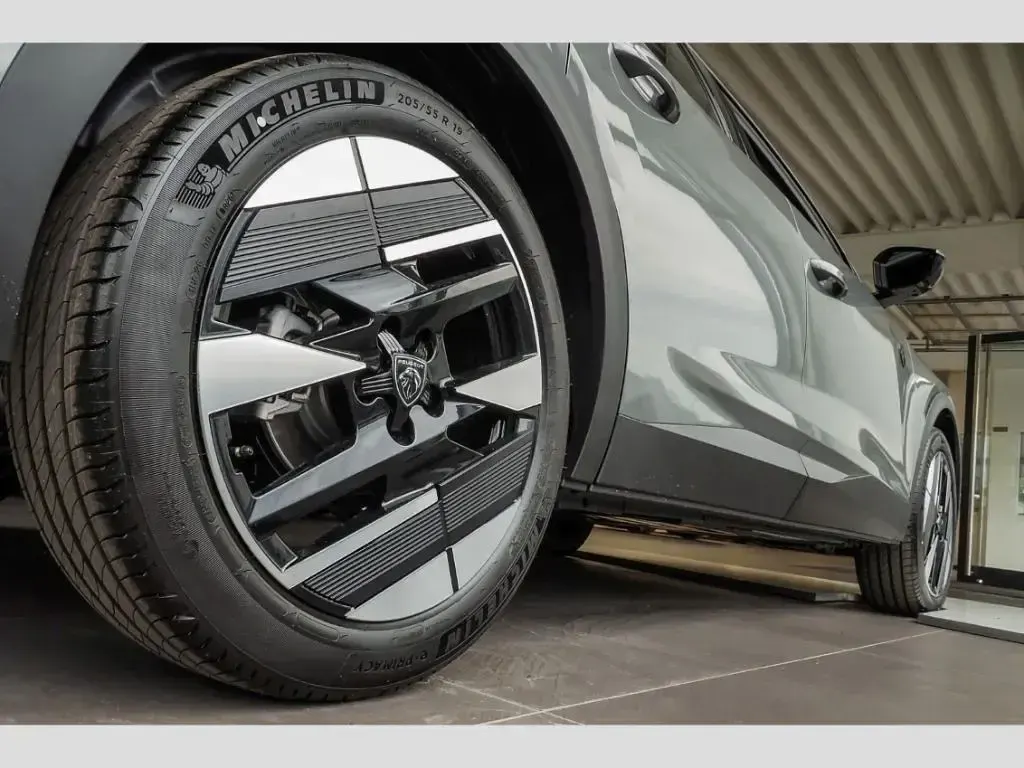 Neu Peugeot 408 GT GT 145 PS (106 kW) 2026 Grau Limousine