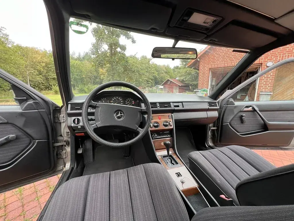 Gebraucht Mercedes 200 118 PS (86 kW) 1988 Grau Limousine