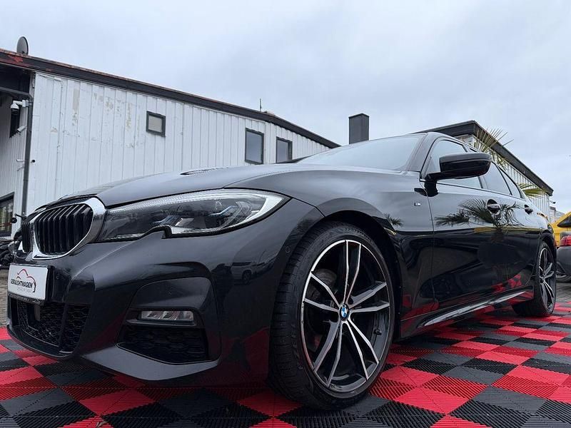Saphirschwarz Gebraucht 2020 BMW 320 M Sport Limousine | 31.999 € - Bild 1/4