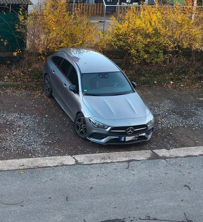 Grau Gebraucht 2021 Mercedes CLA200 Shooting Brake AMG Kombi | 19.000 € (Etwas zu teuer) - Bild 1/4