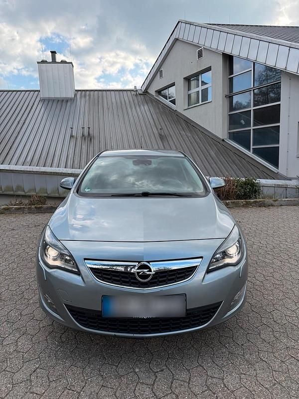 Gebraucht Opel Astra 140 PS (102 kW) 2011 Silber Limousine