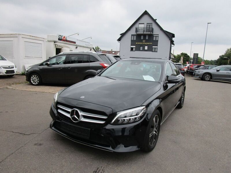 Schwarz Gebraucht 2021 Mercedes C220 Avantgarde Limousine | 26.850 € (Guter Preis) - Bild 1/4