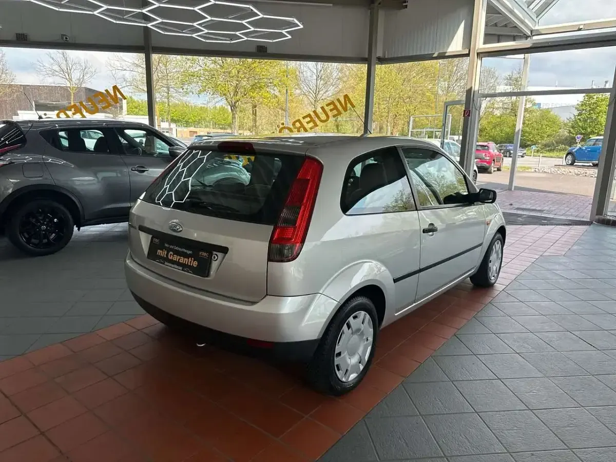 Gebraucht Ford Fiesta Ambiente 80 PS (58 kW) 2003 Silber Kleinwagen