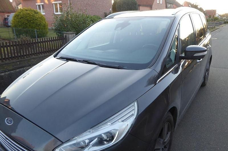 Grau Gebraucht 2016 Ford Galaxy Titanium Van / Kleinbus | 12.900 € (Teuer) - Bild 1/4