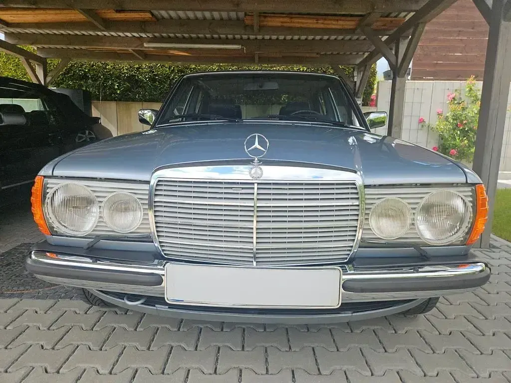 Gebraucht Mercedes E230 136 PS (100 kW) 1981 Blau Limousine