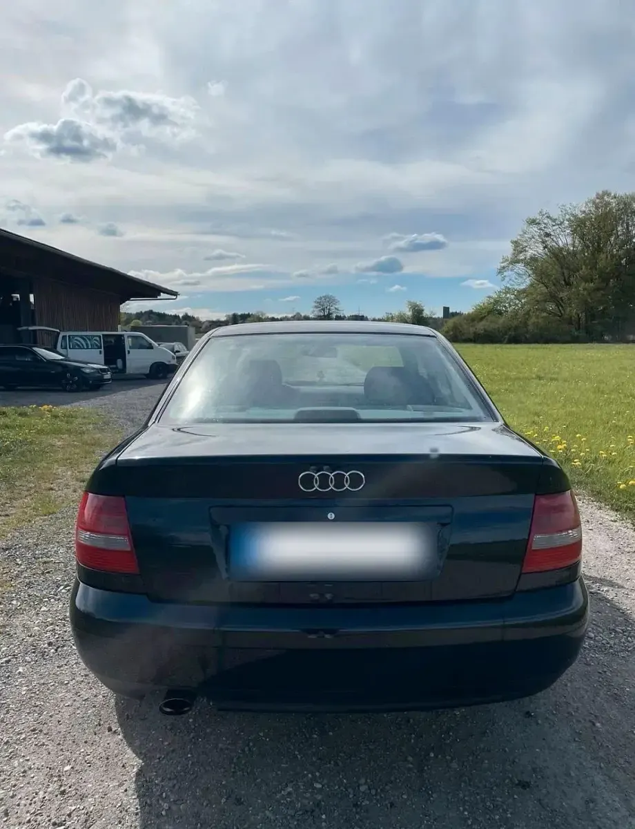 Używany Audi A4 102 KM (75 kW) 1999 Niebieski Sedan/Limuzyna