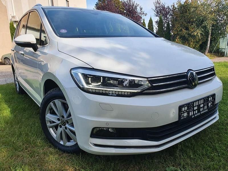 Weiß Gebraucht 2024 VW Touran Highline Van / Kleinbus | 28.799 € (Superpreis) - Bild 1/4