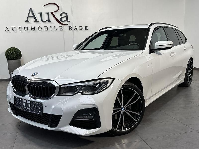Alpinweiã iii Gebraucht 2022 BMW 320 M Sport Kombi | 33.749 € (Fairer Preis) - Bild 1/4